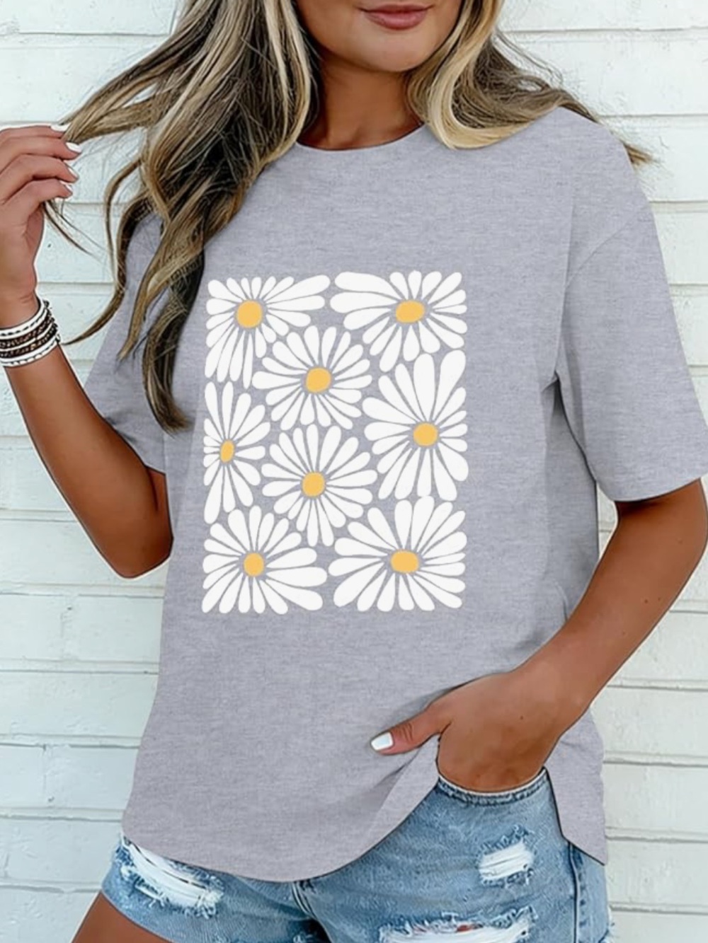 Chic Nation Gray Tee with White Daisy Graphic and Yellow Centers